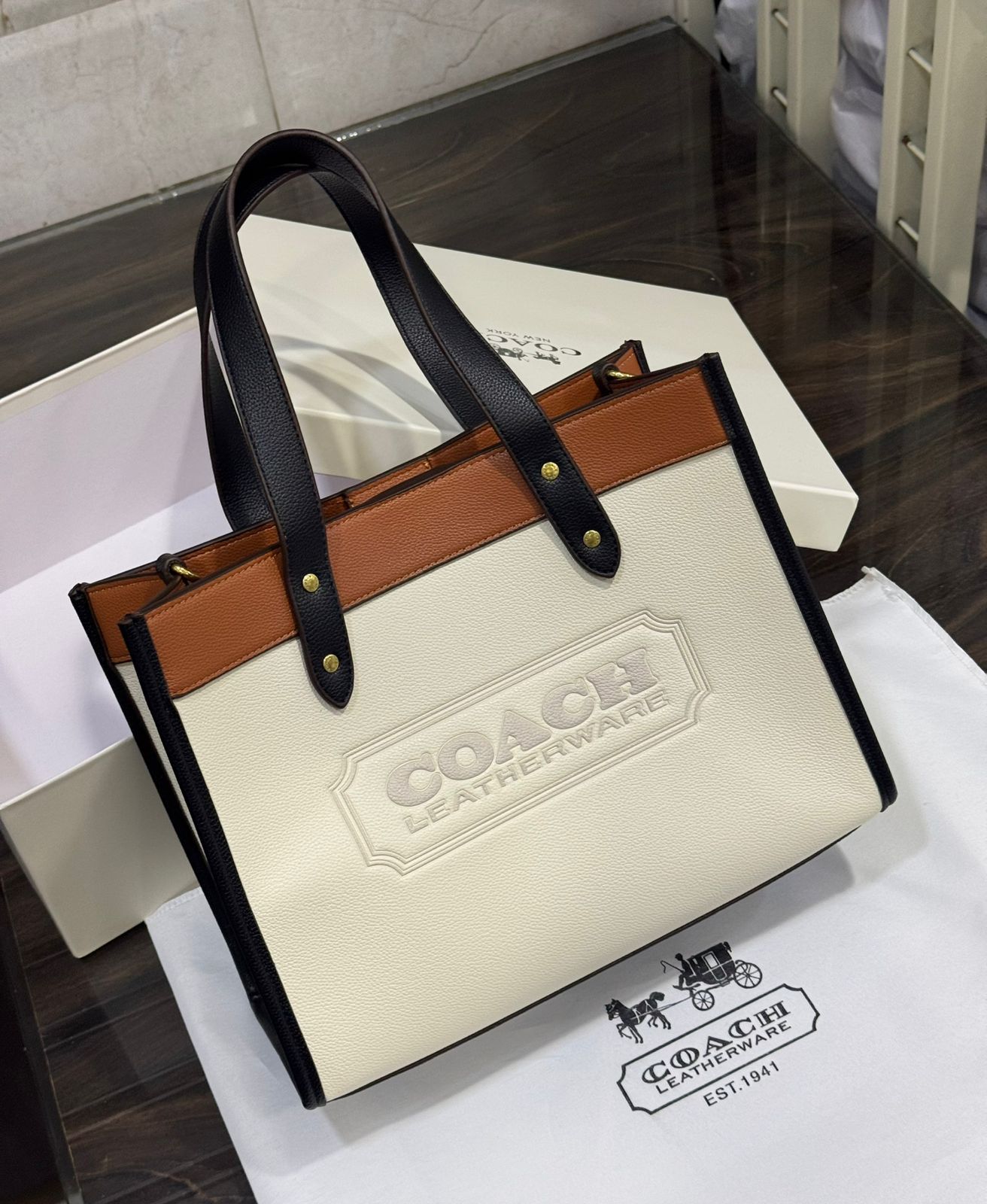 🔥 Coach Field Tote – Premium Luxury Tote Bag 🔥
